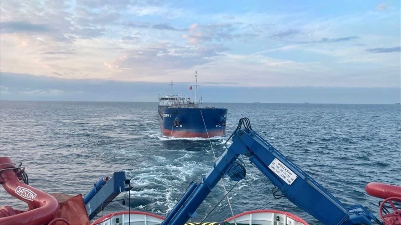 İstanbul Boğazı'ndaki Makine Arızalı Tanker Kurtarıldı