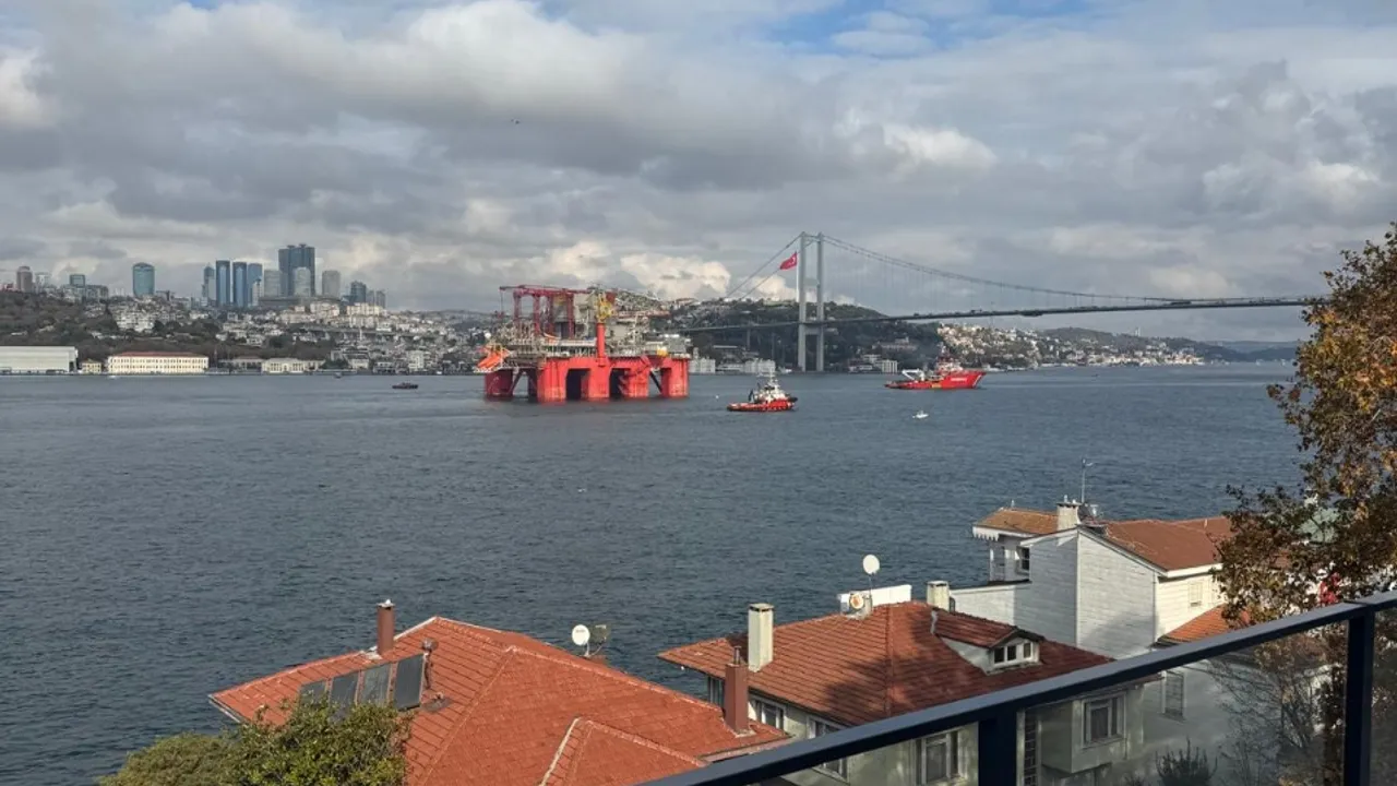 İstanbul Boğazını trafiğe kapattıran gemi! Yeni sondaj gemisi yolda!