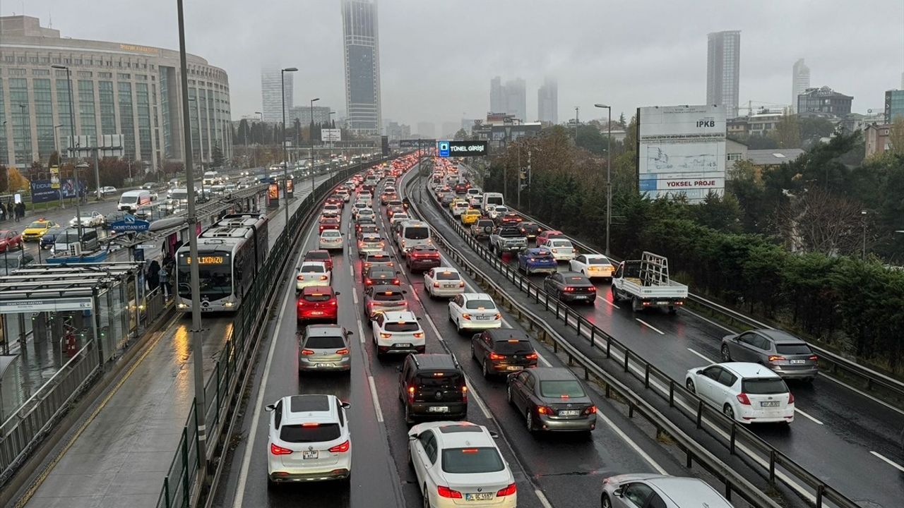 İstanbul'da Mesai Sonu Trafik Yoğunluğu Tırmanıyor