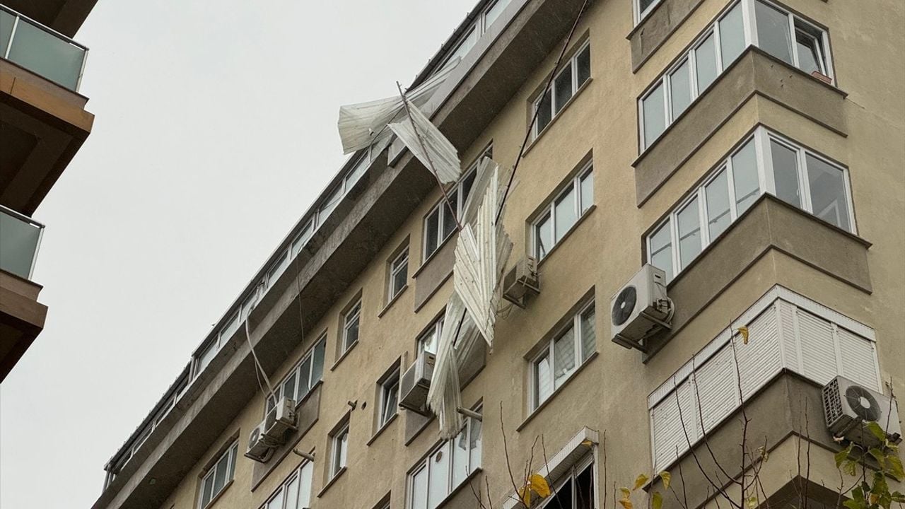 İstanbul'da Sağanak Yağış ve Rüzgar Ulaşımı Olumsuz Etkiliyor