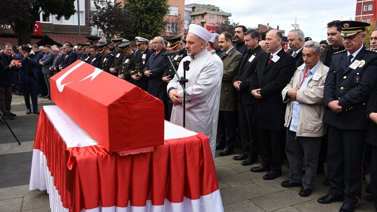 İstanbul'da Şehit Olan Polis Memuru Ogün Yürümez Son Yolculuğuna Uğurlandı