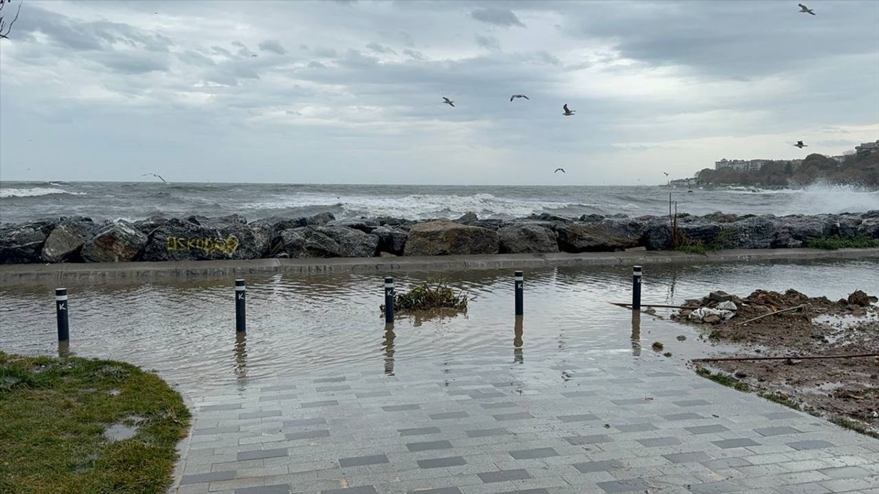 İstanbul'da Şiddetli Lodos Sahilde Su Birikintileri Oluşturdu