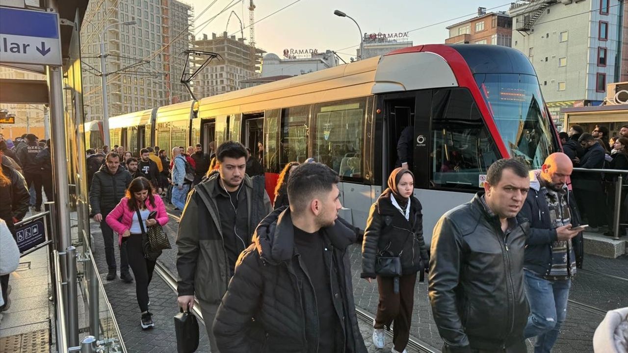 İstanbul'da Trafik ve Toplu Ulaşımda Yoğunluk Başgösterdi