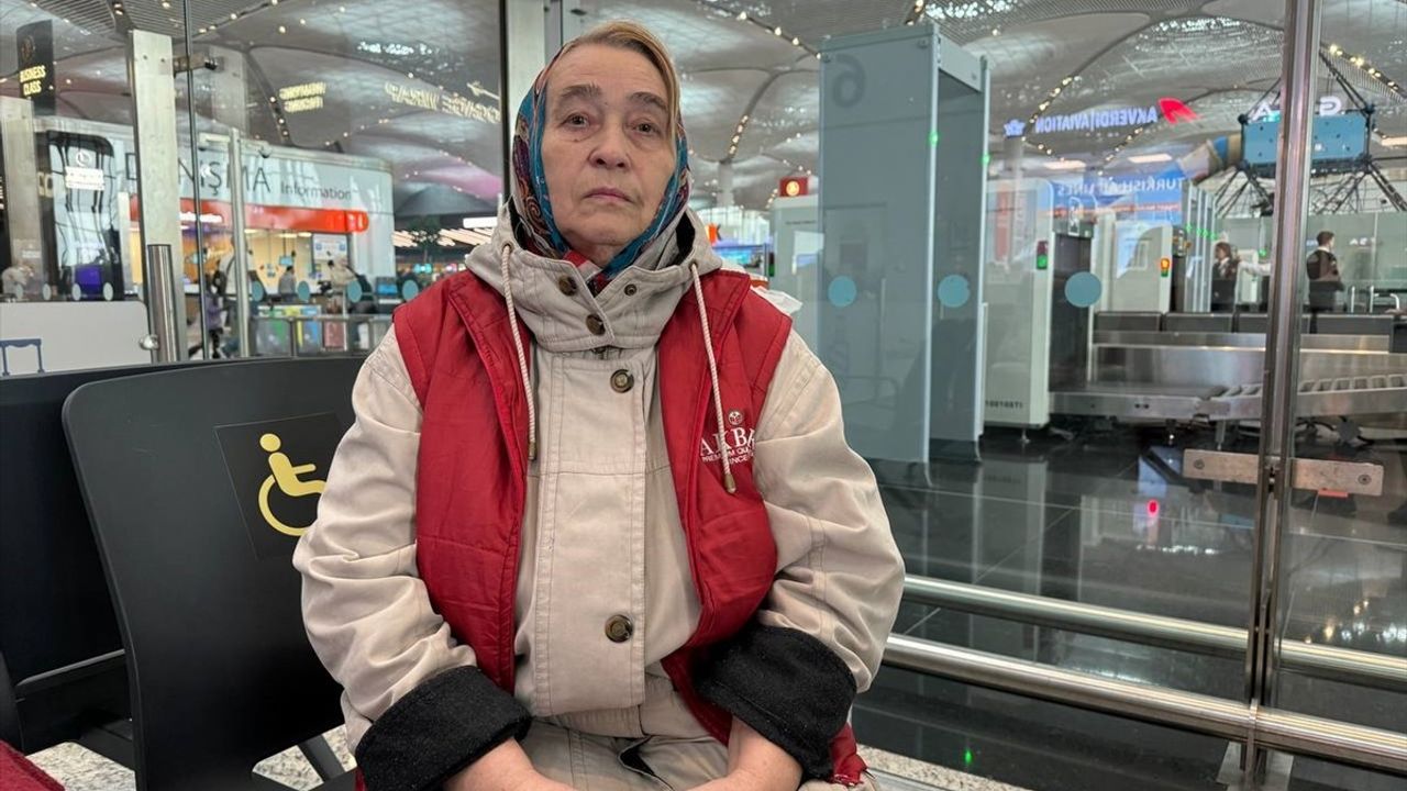 İstanbul Havalimanı'nda 1 Aydır Bekleyen Yaşlı Kadın: Rusya'ya Dönüş İzni Bekliyor