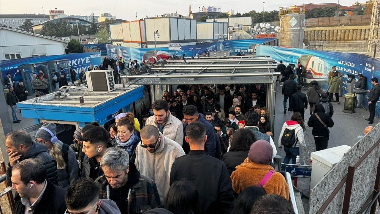 İstanbul Metrobüs Duraklarında Yolcu Yoğunluğu Artıyor