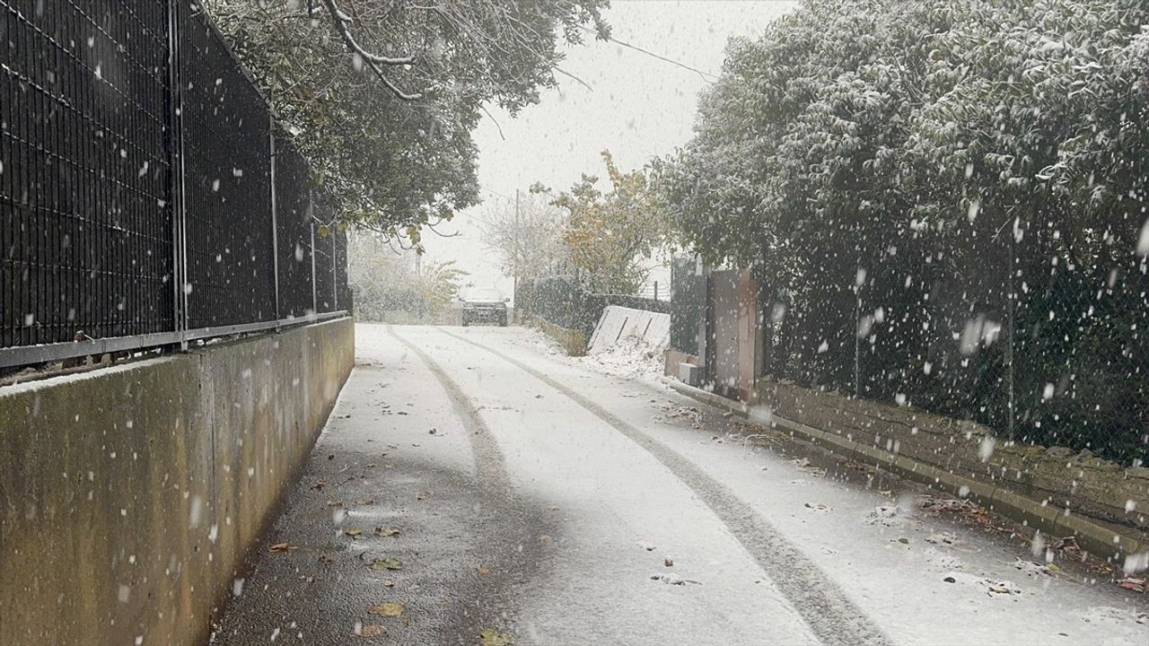 İstanbul'un Yüksek Kesimlerinde Mevsimin İlk Karı Yağdı