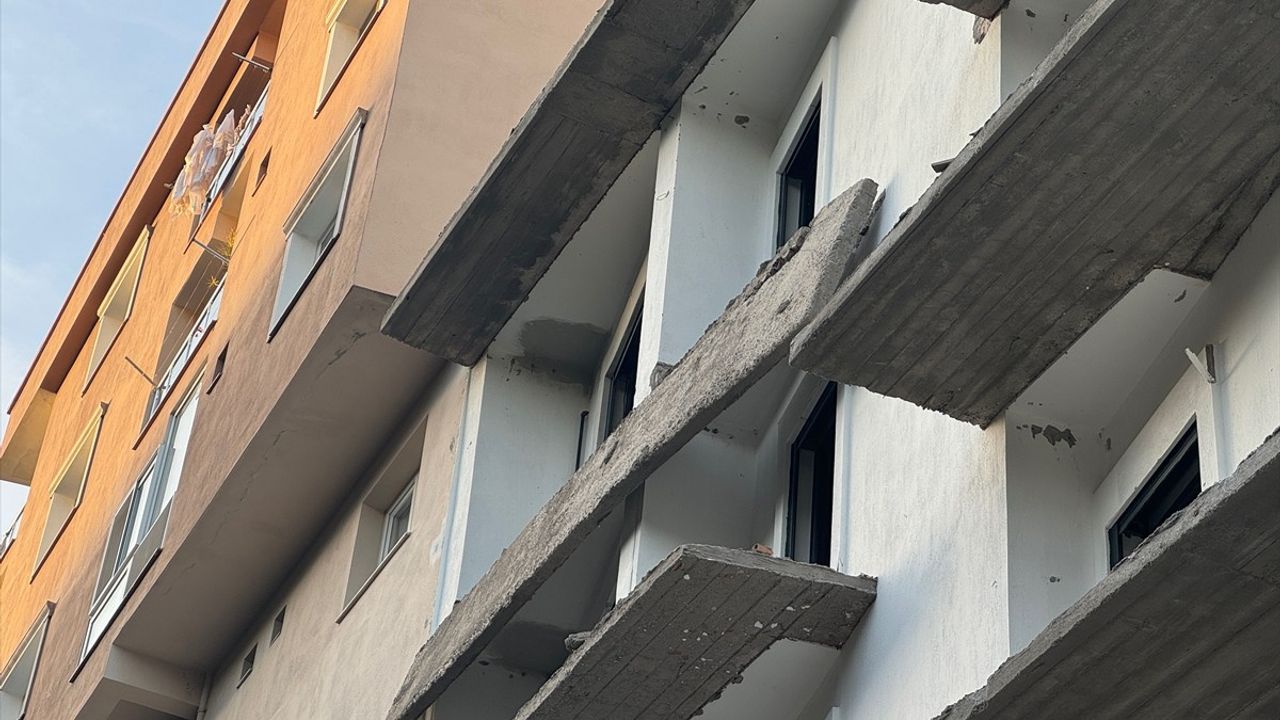 İzmir'de İnşaat Kazası: Balkon Çökmesi Sonucu İşçi Hayatını Kaybetti