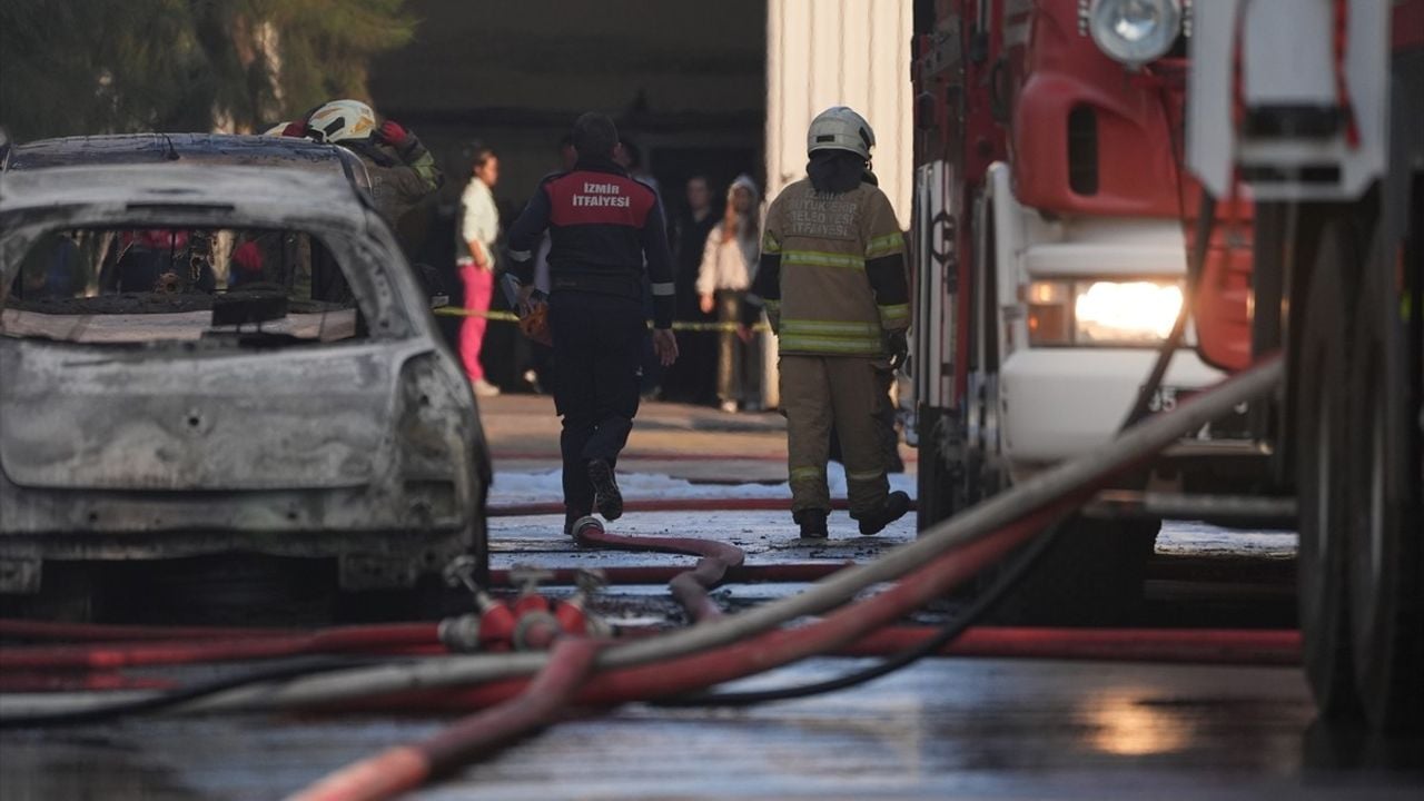 İzmir'de Kimya Fabrikasında Yangın Çıktı