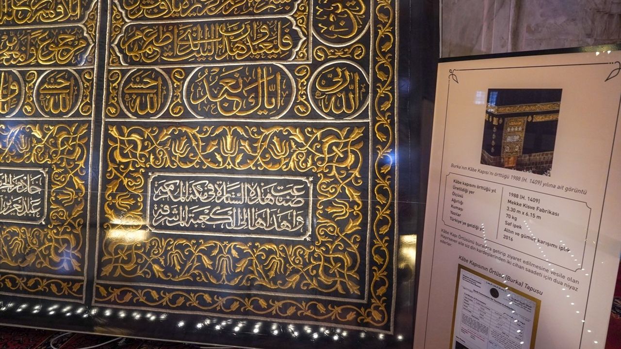 Kabe'nin Kapı Örtüsü Edirne Eski Cami'de Sergileniyor