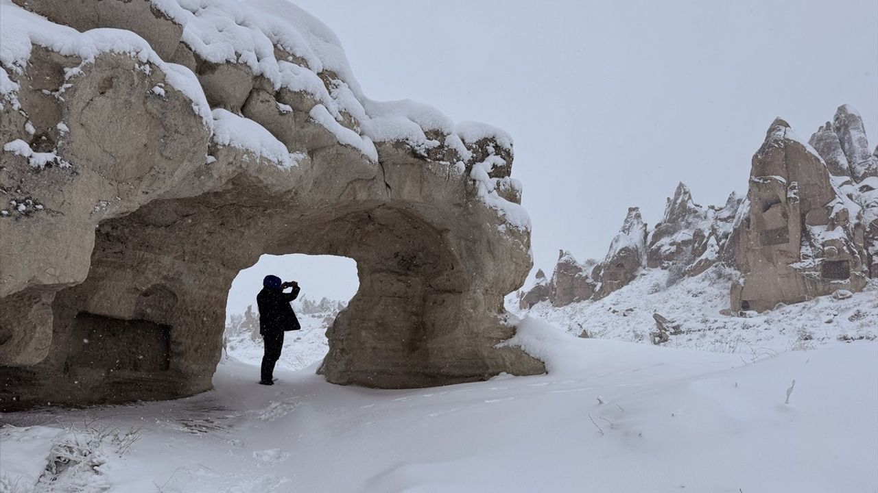 Kapadokya'da Kar Yağışıyla Turistlerin Eğlencesi