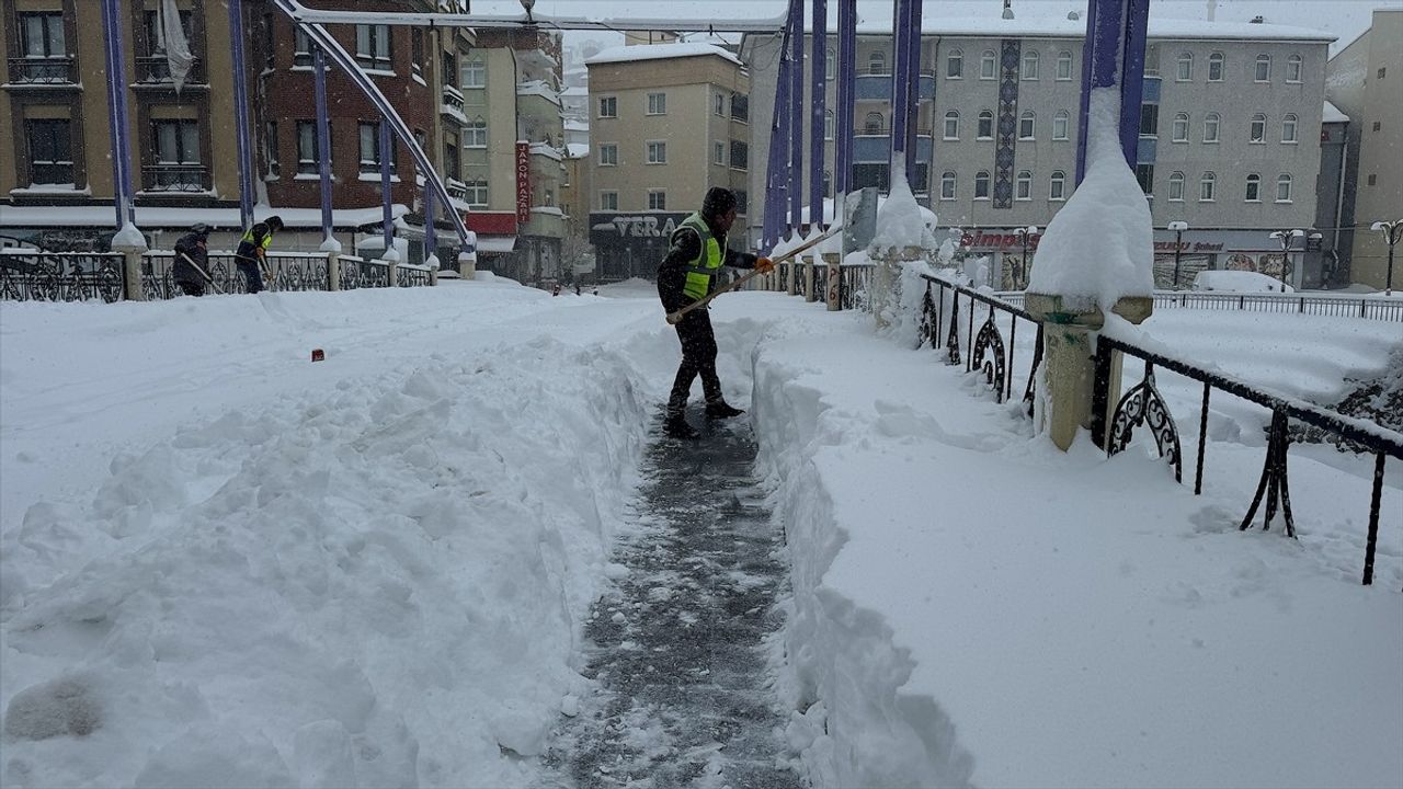 Kar Yağışı Sebebiyle Orta ve Doğu Karadeniz'de 998 Yerleşime Ulaşım Kapandı