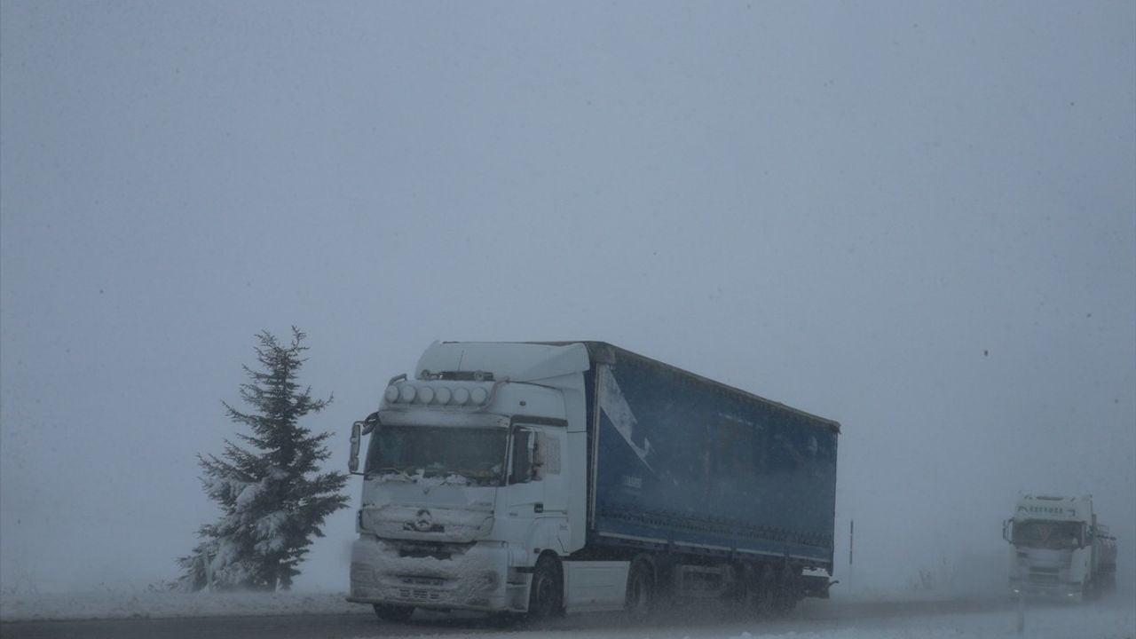 Kar Yağışı Tokat-Sivas Yolunda Trafiği Olumsuz Etkiledi