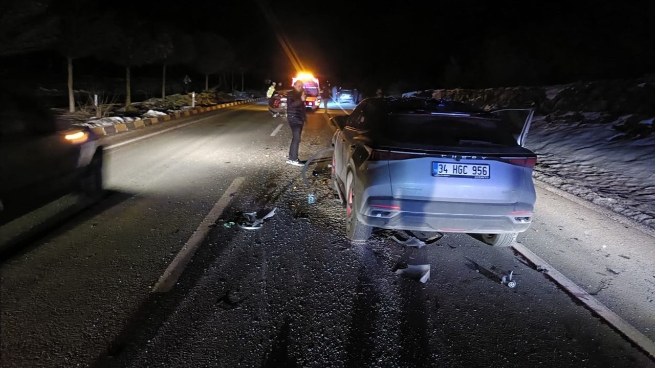 Karabük'te Otomobile Çarpan Cipte 3 Yaralı