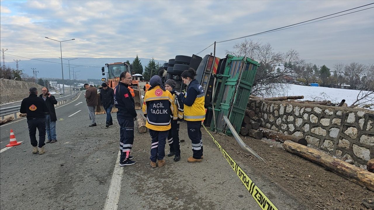 Karabük'te Tomruk Yüklü Kamyon Devrildi: 2 Ölü