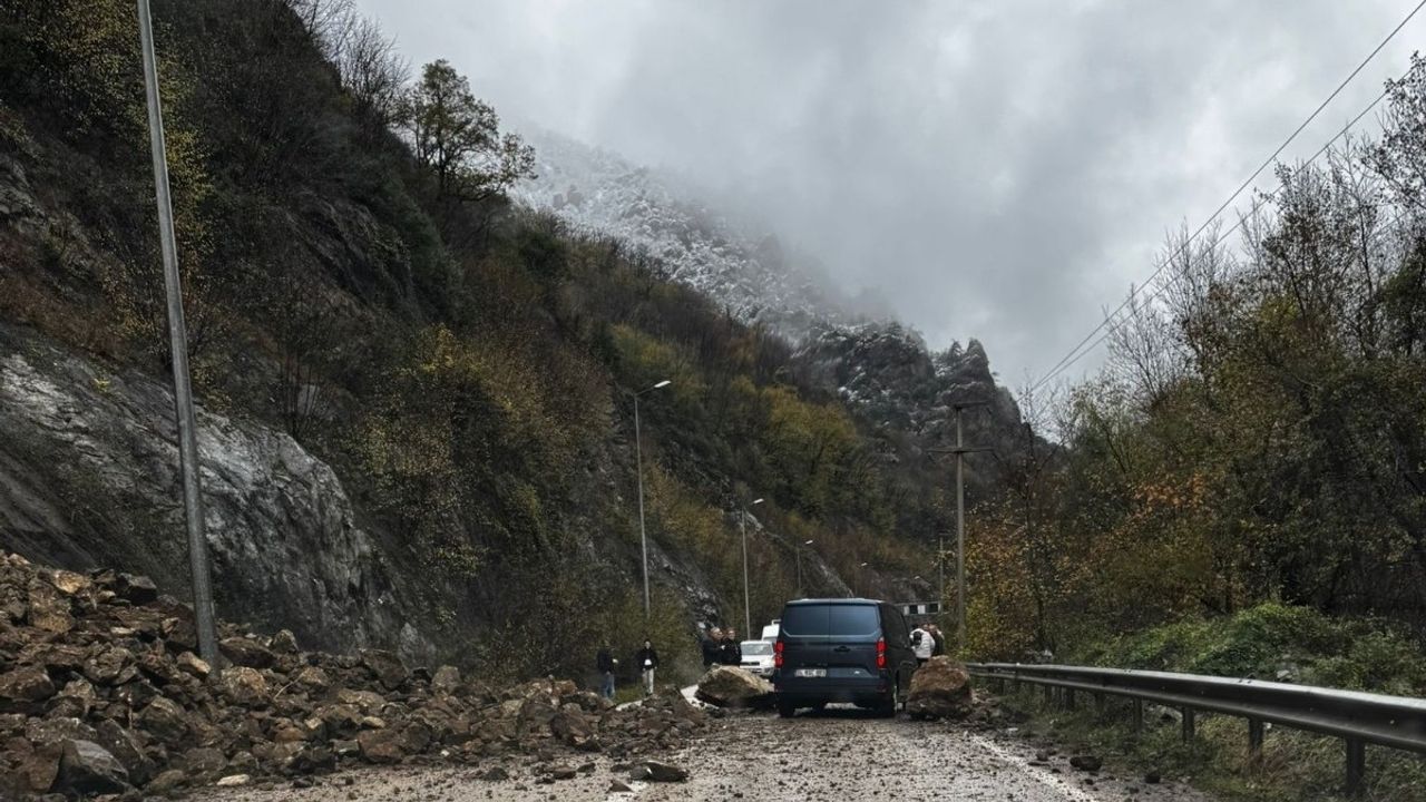 Karabük-Zonguldak Kara Yolunda Heyelan Ulaşımı Aksattı