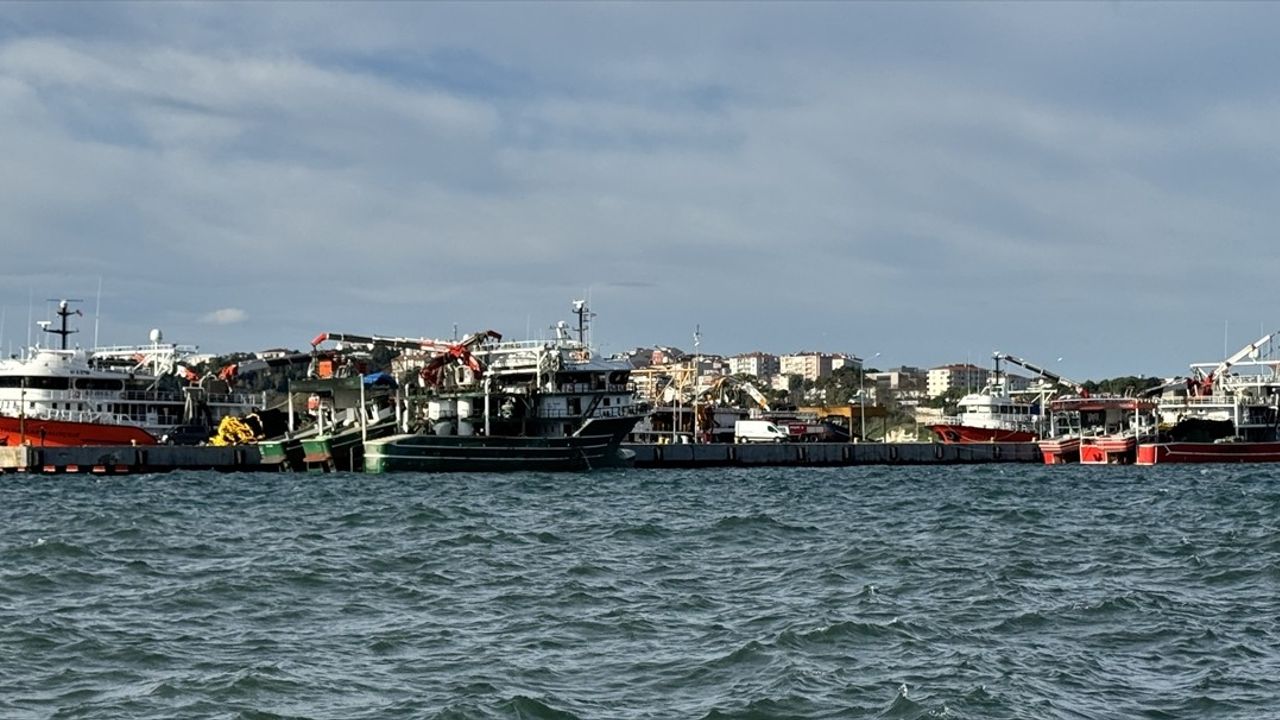 Karadeniz'de Fırtına Uyarısı Sonrası Balıkçılar Sinop Limanı'na Sığındı