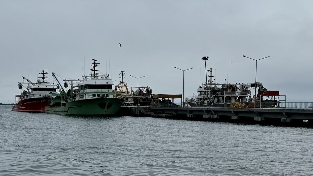 Karadeniz'de Kötü Hava Koşulları Balık Avcılığını Etkiliyor