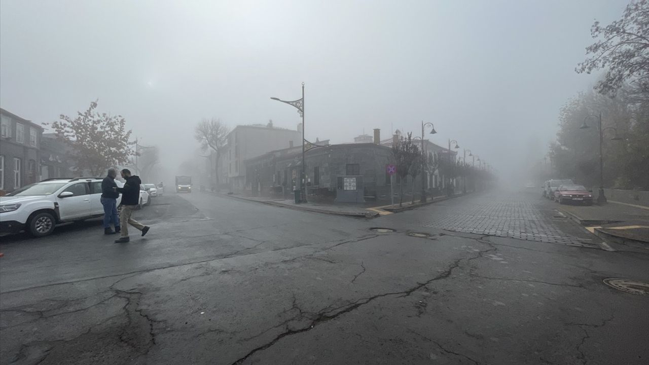 Kars'ta Yoğun Sis ve Soğuk Hava Hayatı Vuruyor