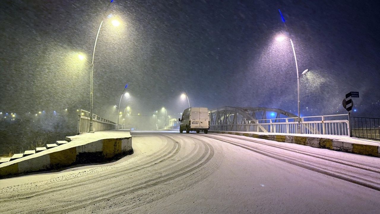 Kars ve Ardahan'da Etkili Kar Yağışı Hayatı Olumsuz Etkiliyor