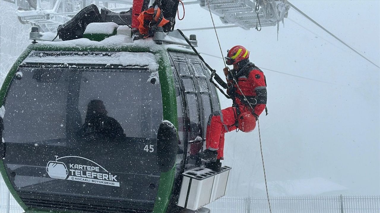 Kartepe Teleferiği'nde Kar Yağışı Altında Kurtarma Tatbikatı