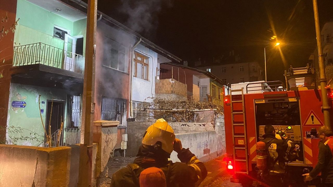 Kayseri'de Müstakil Evde Yangın Çıktı: 1 Kişi Hastaneye Kaldırıldı