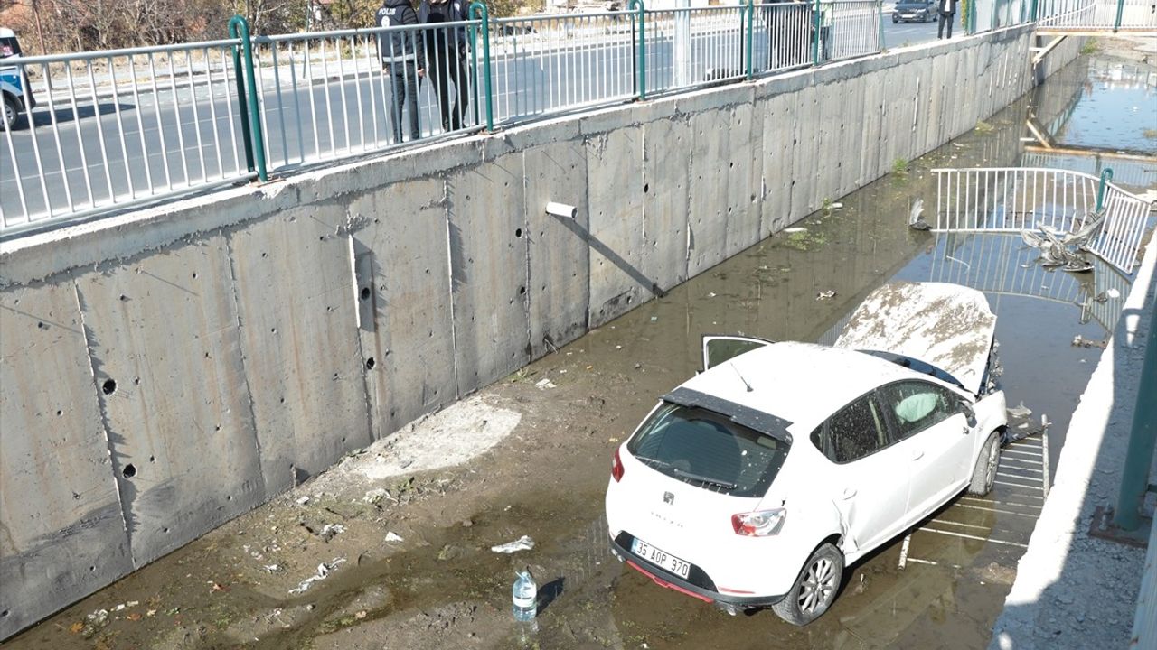 Kayseri'de Nöbetten Çıkan Hemşire Otomobiliyle Kanala Düştü