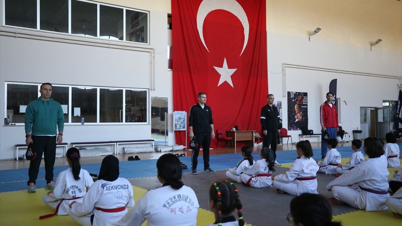 Kayseri'de Polisler, Çocukların Başarısı İçin Tekvando Antrenörlüğü Yapıyor