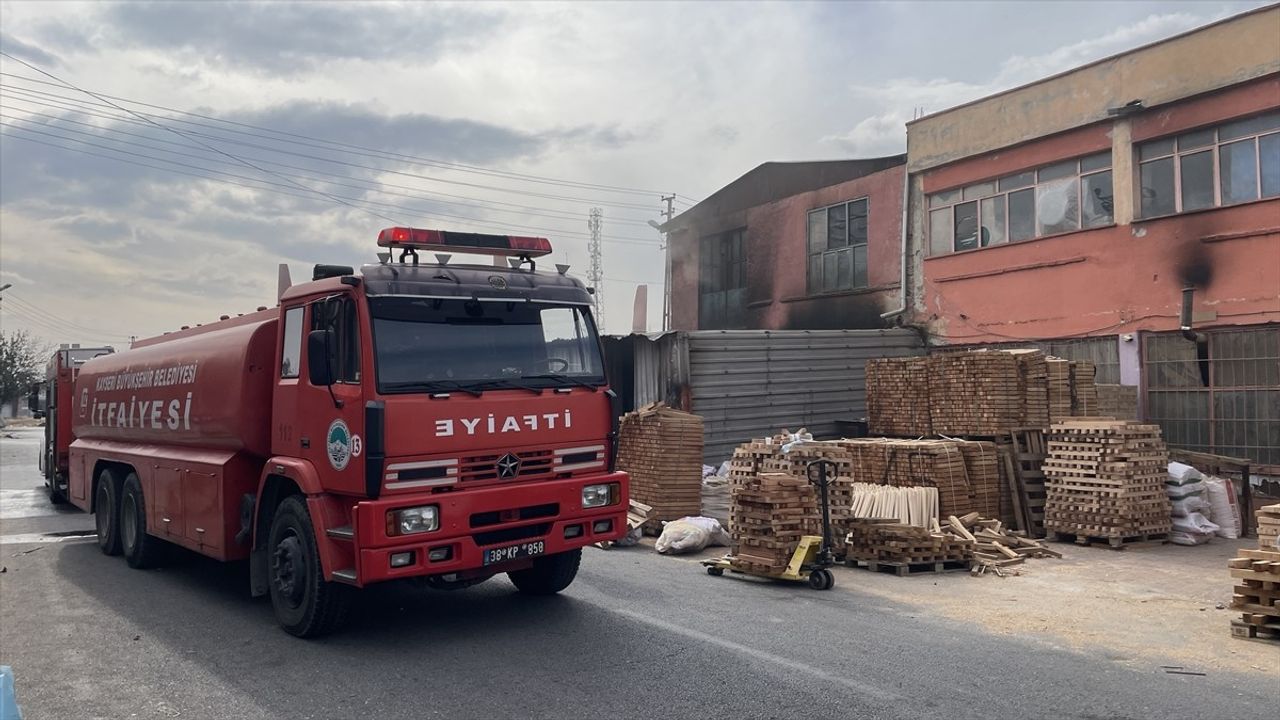 Kayseri'de Sünger Atölyesinde Yangın: İtfaiye Ekipleri Zamanında Müdahale Etti