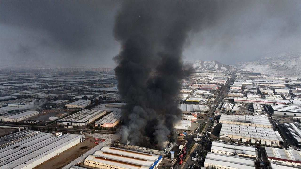 Kayseri'deki Mobilya Fabrikasında Yangın! Ekipler Mücadele Ediyor