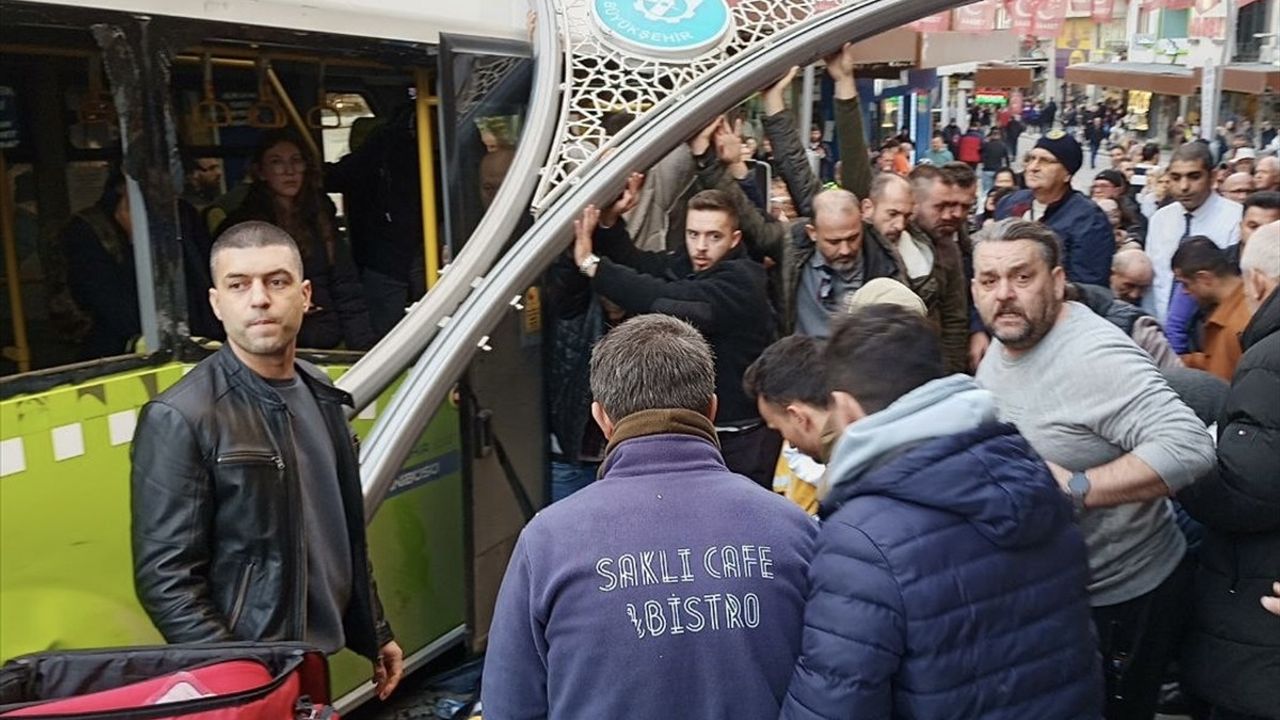 Kocaeli'de Cipin Otobüs Durağındaki Bekleyenlere Çarpması Sonucu 6 Kişi Yaralandı