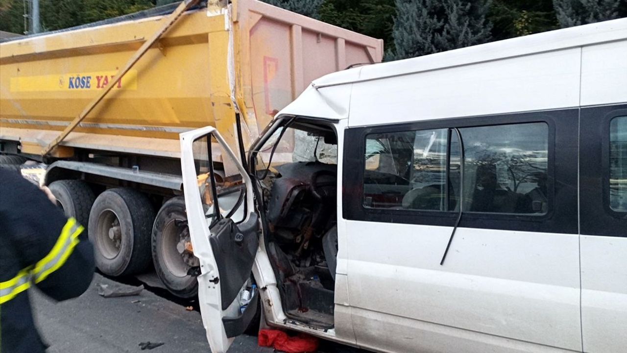 Kocaeli'de Minibüs Tıra Çarptı: 2 Yaralı