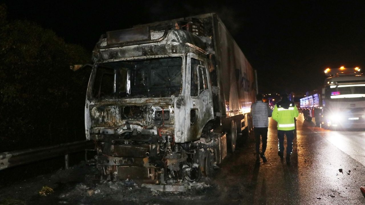 Kocaeli'de Muz Yüklü Tır Yangını: Otoyolda Uzun Araç Kuyruğu Oluştu