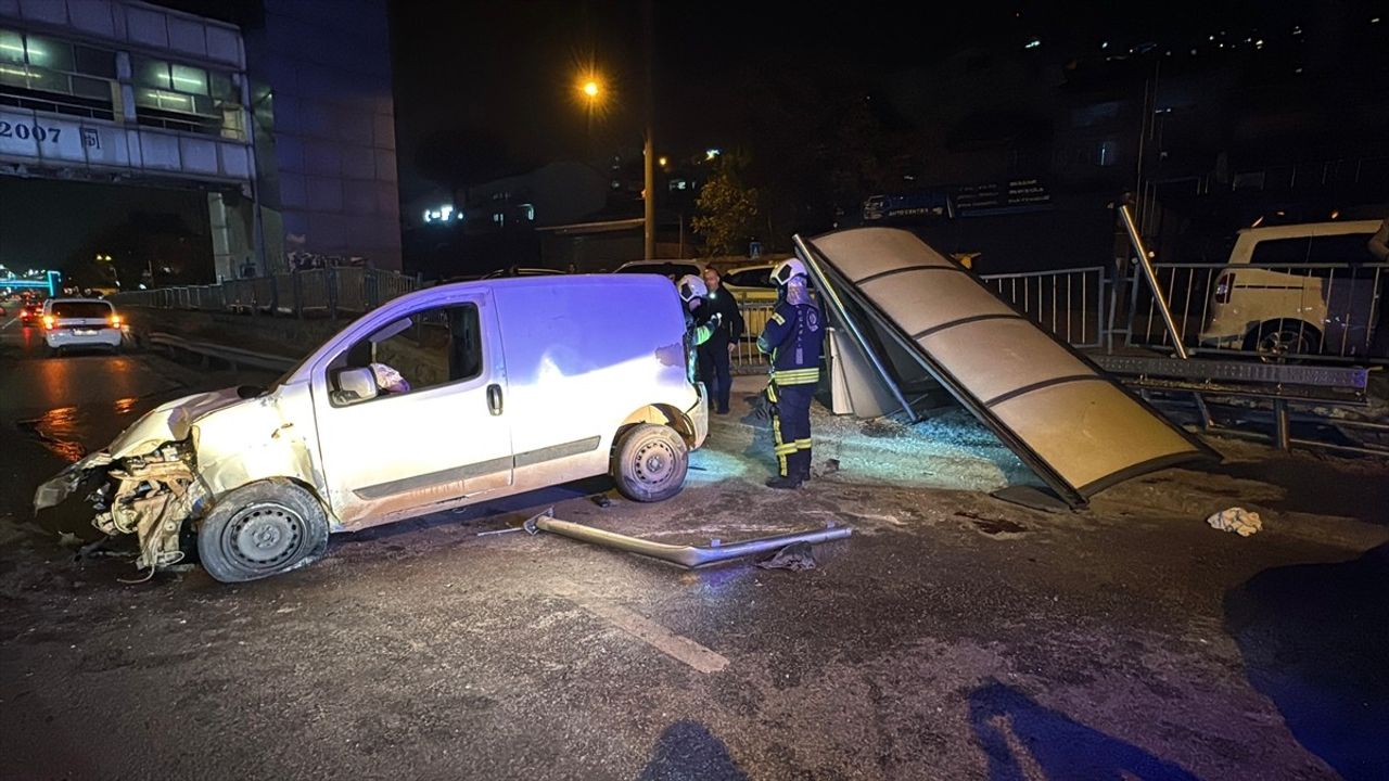 Kocaeli'de Otobüs Durağına Çarpan Ticari Araç Sürücüsü Yaralandı