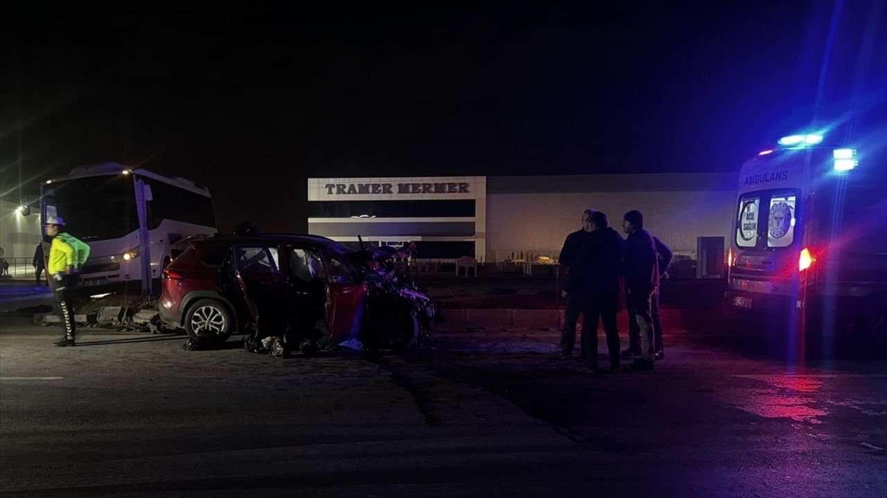 Konya'da Polis Minibüsü ve Otomobil Çarpıştı: 1 Ölü, 11 Yaralı