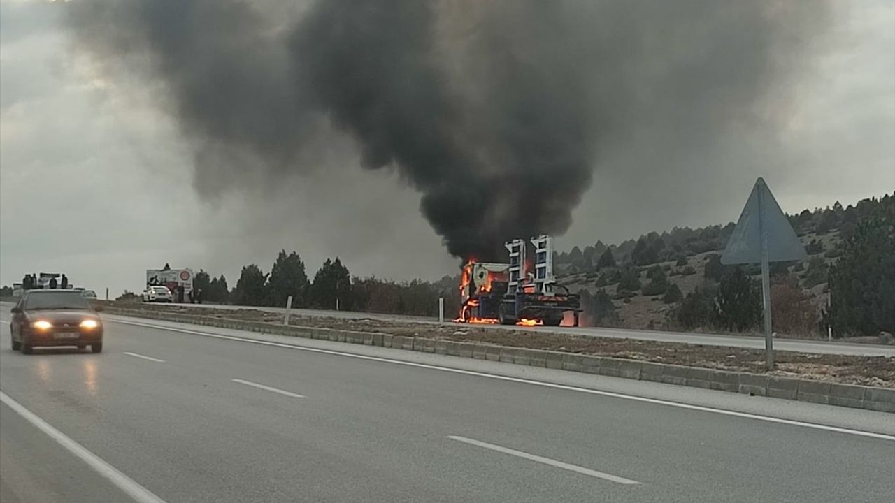 Konya'da Seyir Halindeyken Yanan Çekici Kullandırılmaz Hale Geldi