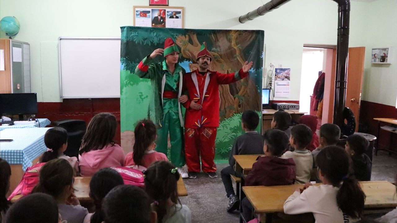 Köy Okullarında Geleneksel Türk Tiyatrosu Rüzgarı