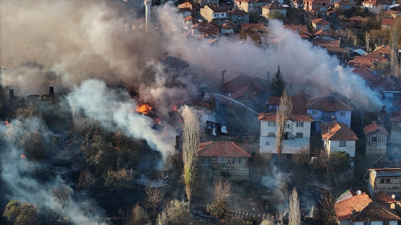 Kütahya'da Köyde Çıkan Yangın Evleri Tehdit Ediyor