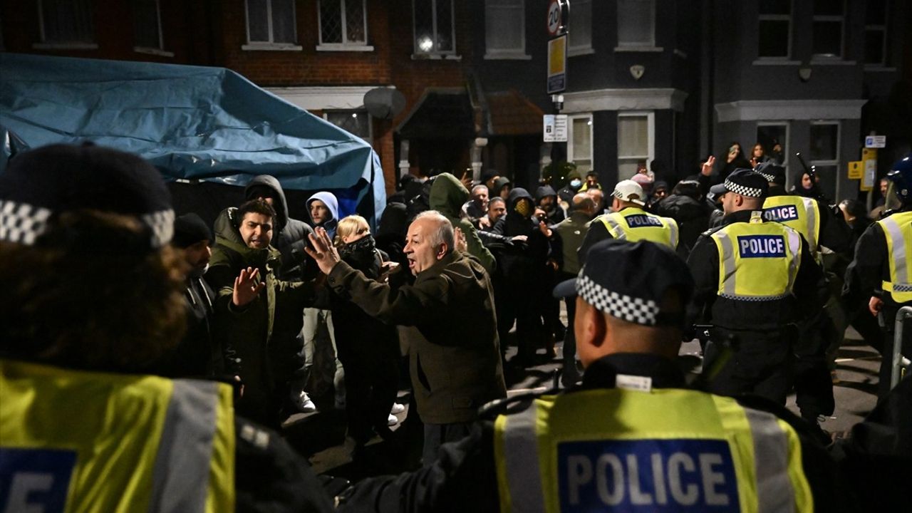 Londra'da PKK Yandaşları İkinci Gün Eylemde, Polisle Çatıştı