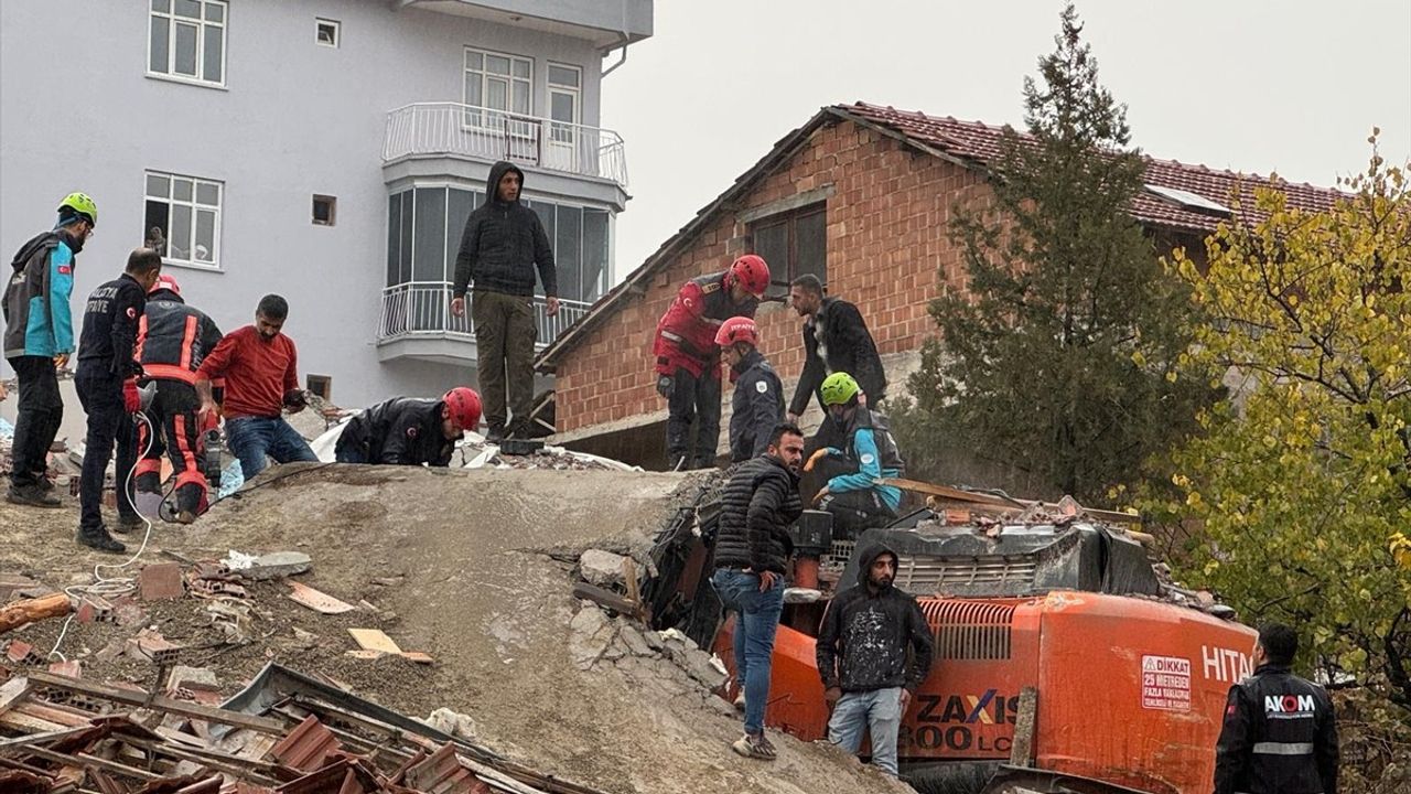 Malatya'da Yıkım Sırasında İş Makinesinin Üzerine Devrildi