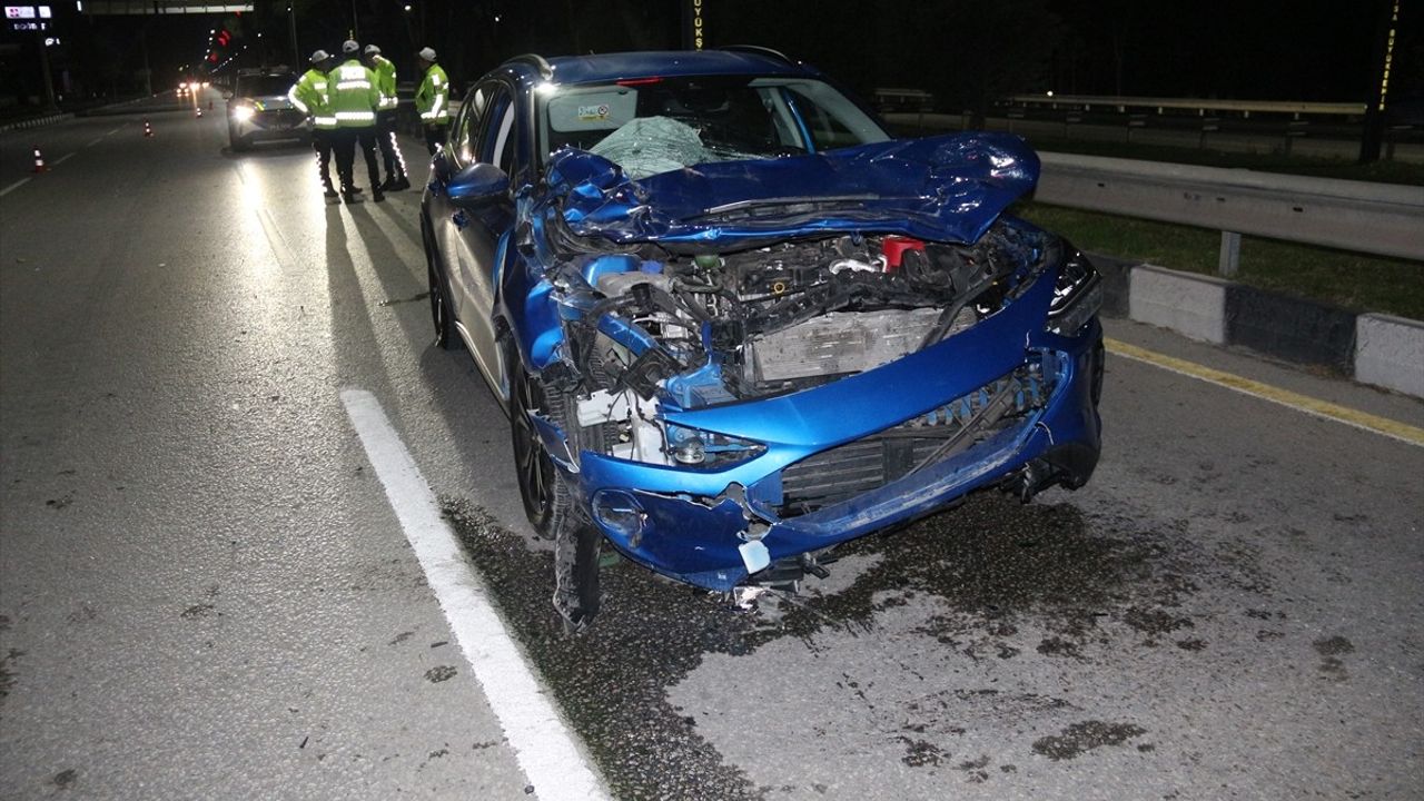 Manisa'da Ata Çarpan Otomobilde 3 Yaralı