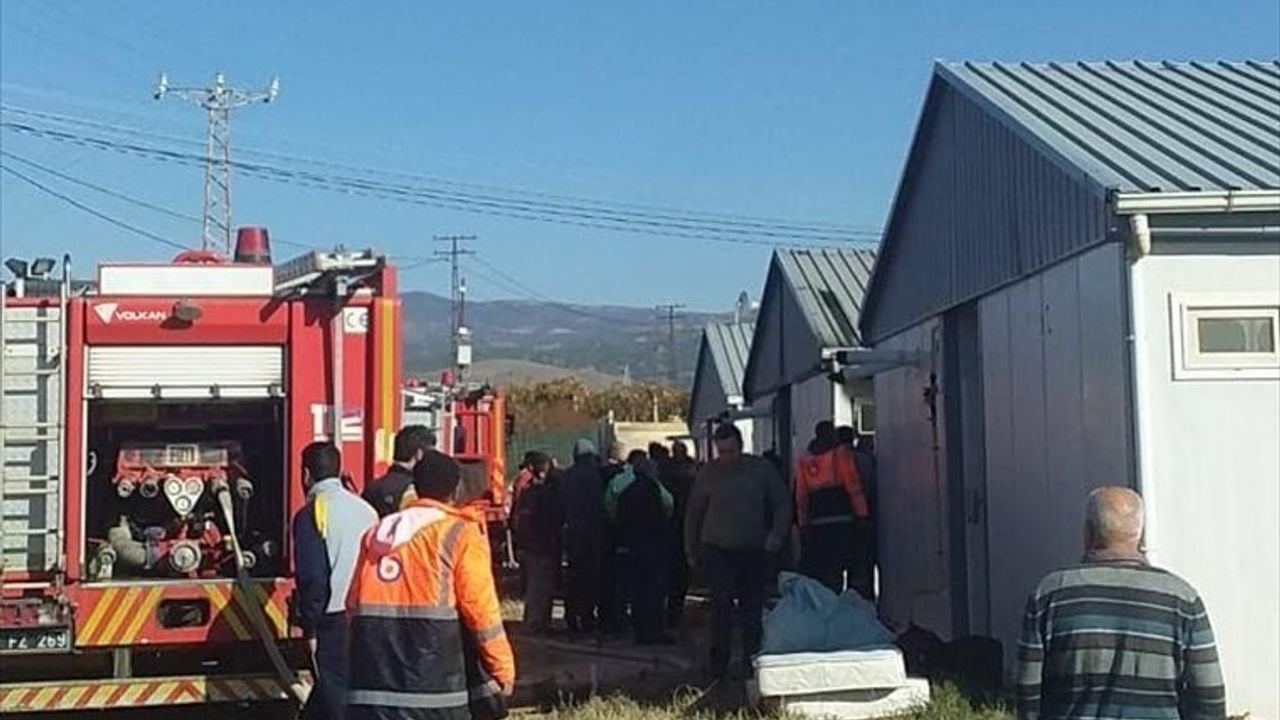 Manisa'da Konteyner Yatakhanede Yangın: 4 İşçi Yaralandı