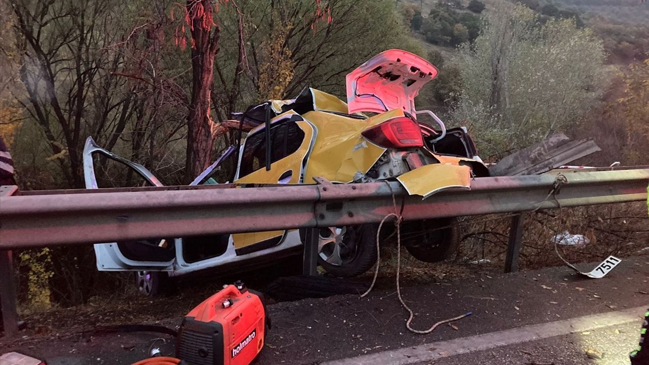 Manisa'da Taksinin Kontrolden Çıkması Sonucu Bir Yolcu Hayatını Kaybetti