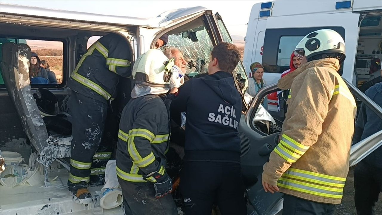 Mardin'de Tur Otobüsü ile Minibüs Çarpıştı: 5 Yaralı