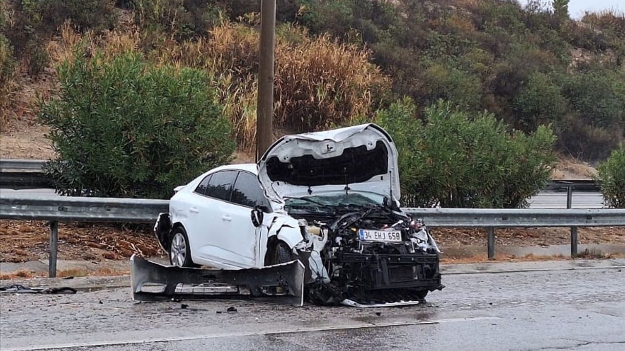 Mersin'de Otomobil Bariyere Çarptı: 4 Yaralı