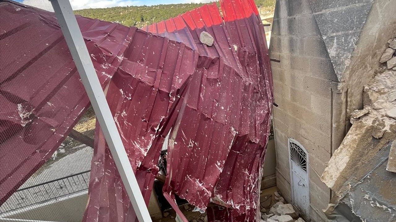 Mersin'de Şiddetli Rüzgar Camii Minaresini Yıktı