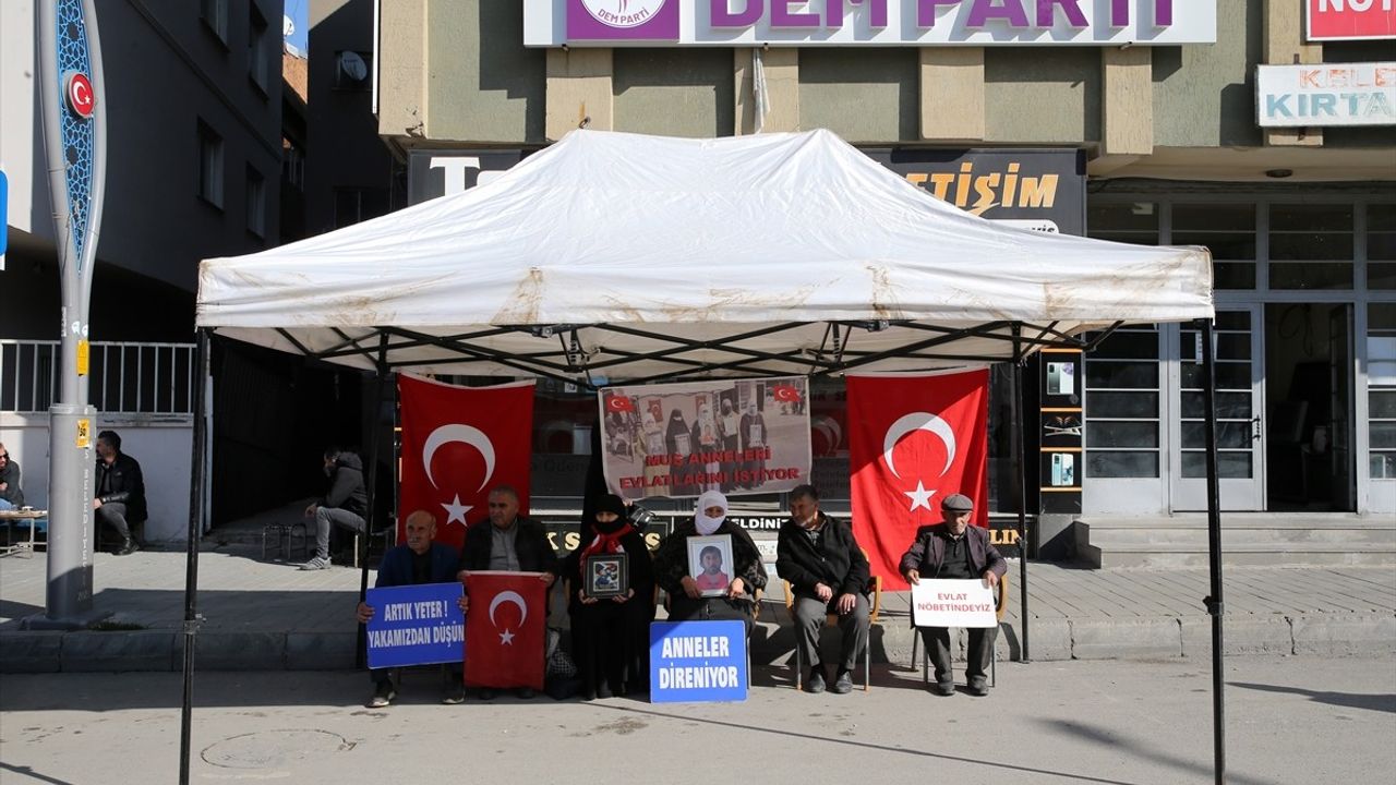 Muş'ta Aileler DEM Parti Önünde Çocuklarını Kurtarmak İçin Eylemde