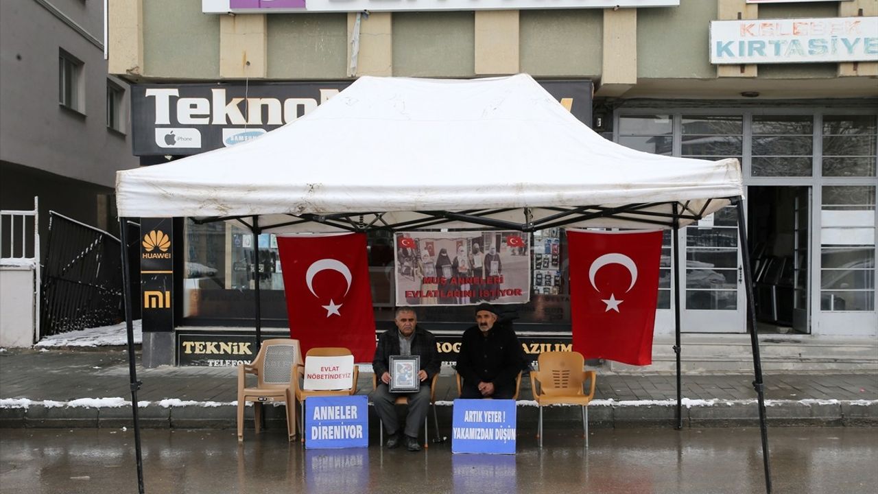 Muşlu Aileler DEM Parti Önünde 'Evlat Nöbeti'ni Devam Ettiriyor