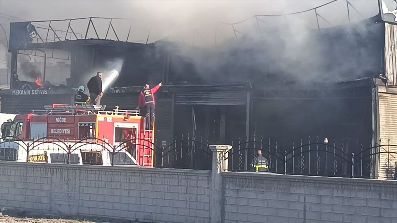 Niğde'de Oto Tamirhanesindeki Yangın Üç Aracı Kullanılamaz Hale Getirdi