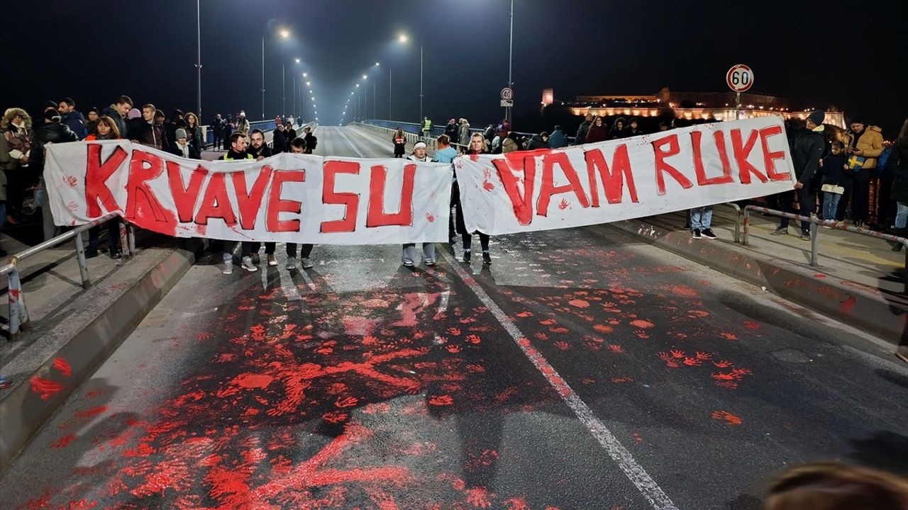 Novi Sad'daki Ölümlü Kaza Sonrası Protestolar: Köprü Trafiğe Kapandı