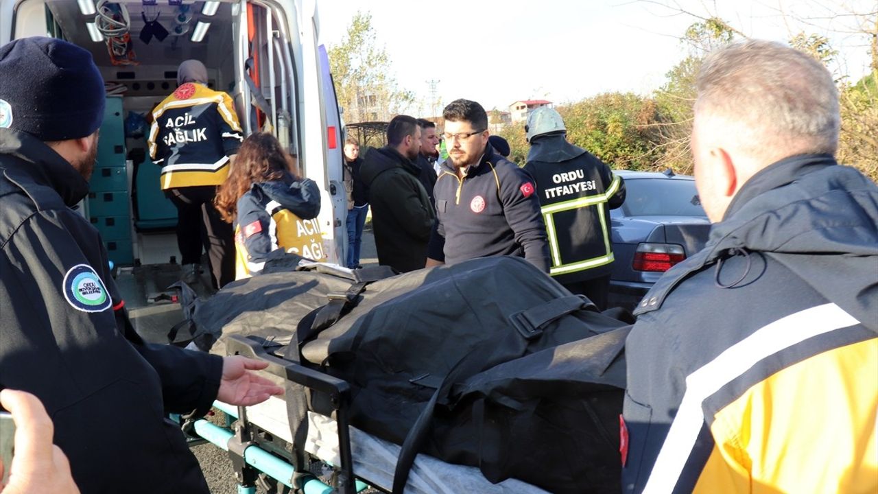 Ordu'da Feci Kaza: Kamyona Çarpan Otomobilde 3 Kişi Hayatını Kaybetti